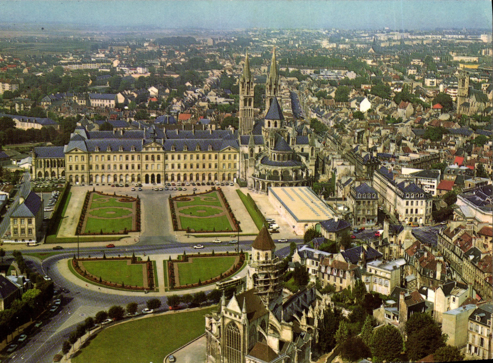 CPSM Caen L'Abbaye Aux Hommes Et I'Hotel De Ville