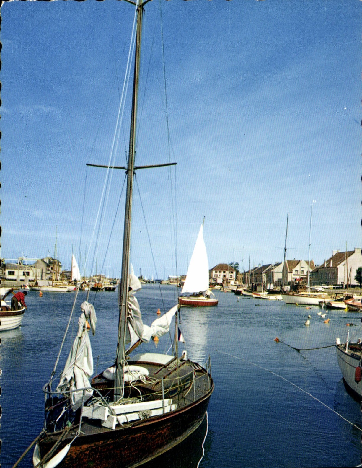 CPSM Courseulles Sur Mer Les Voiliers Dons Le Bassin De Plaisance