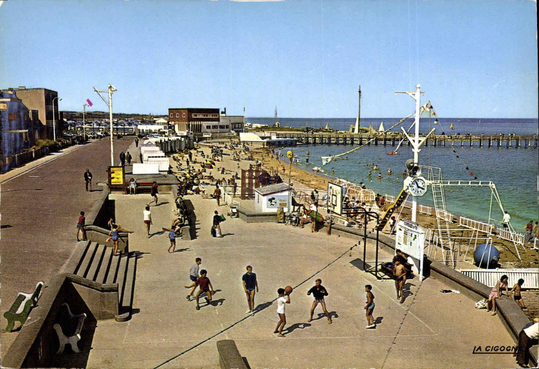 CPSM Courseulles Sur Mer La Plage Et Son Boulevard