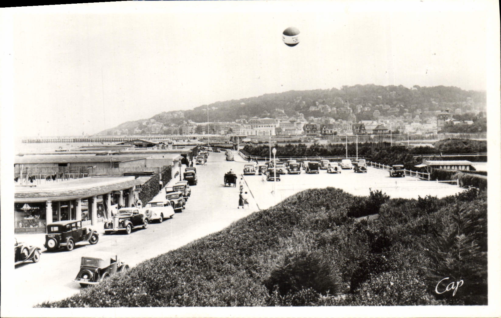 CPA Deauville Plage Fleurie Vue Generale Vers Le Port