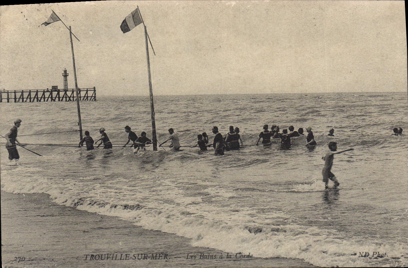CPA Trouville Sur Mer Les Bains à la corde