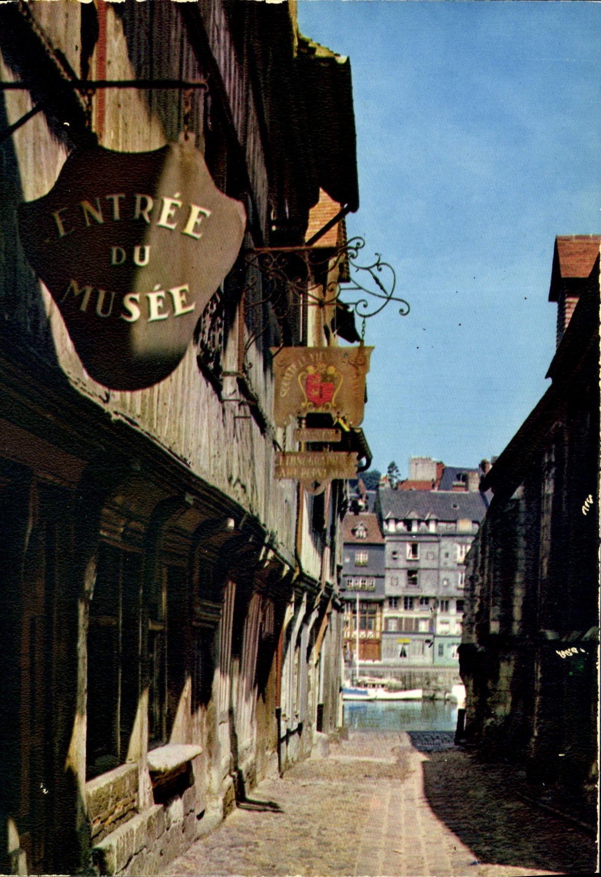 CPSM Honfleur Le Vieux Honfleur Et Le Musee Rue De La Prison