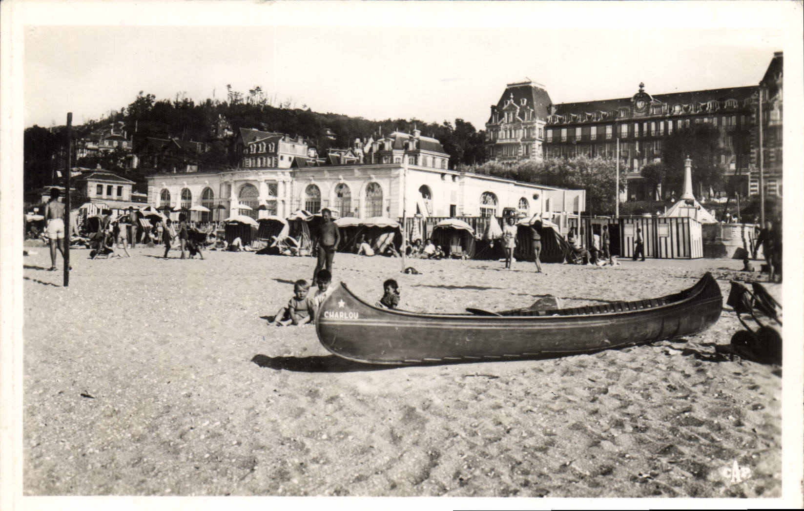 CPA Houlgate La Plage Devant Le Casino Et Le Bois De Boulogne