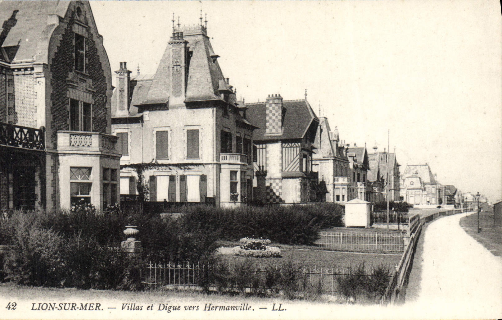 CPA Lion Sur Mer Villas Et Digue Vers Hermanville