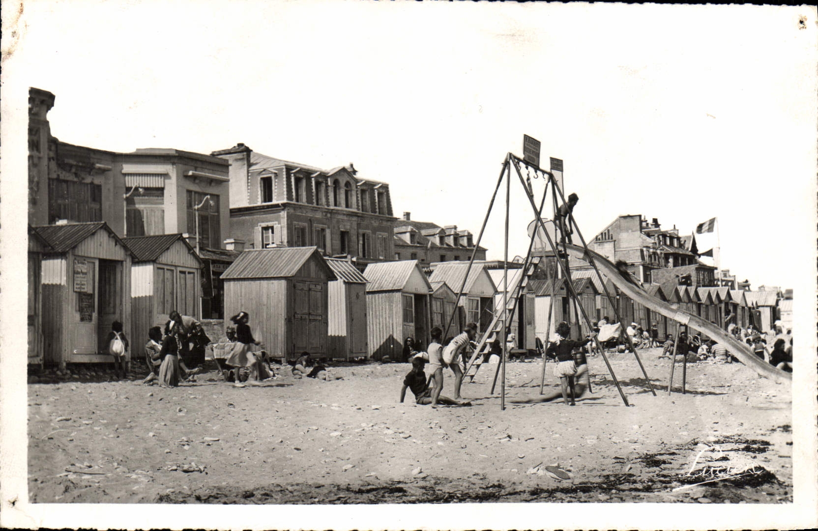 CPA Lion Sur Mer Les Jeux Sur La Plage