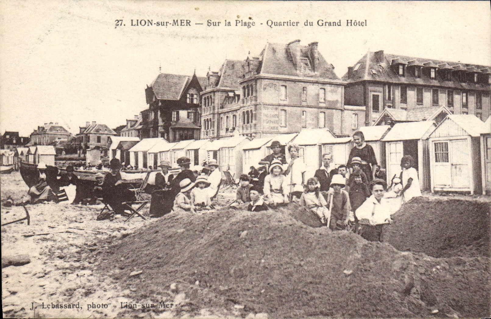 CPA Lion Sur Mer Sur La Plage Quartier Du Grand Hotel
