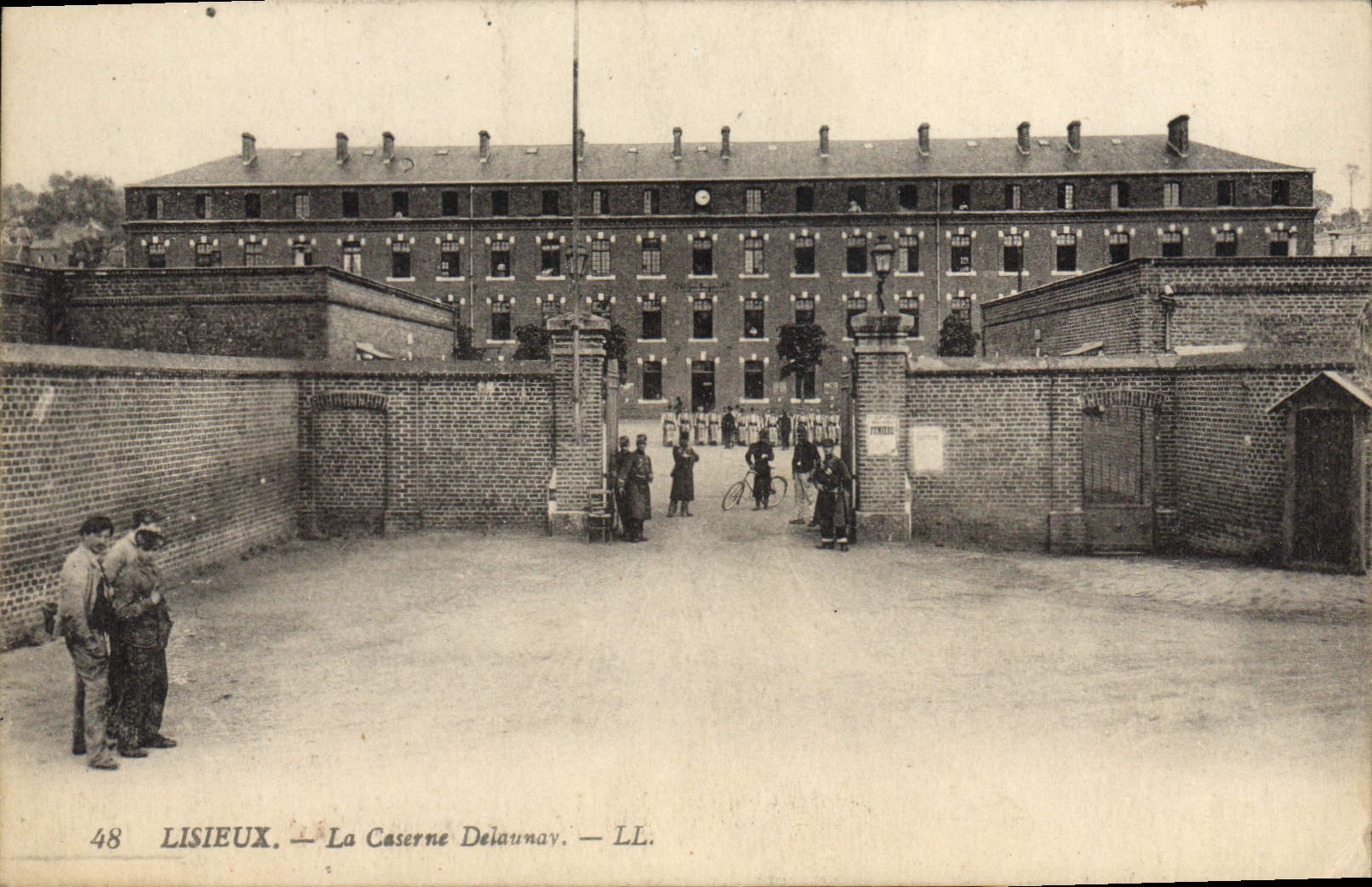 CPA Lisieux La Caserne Delaunay