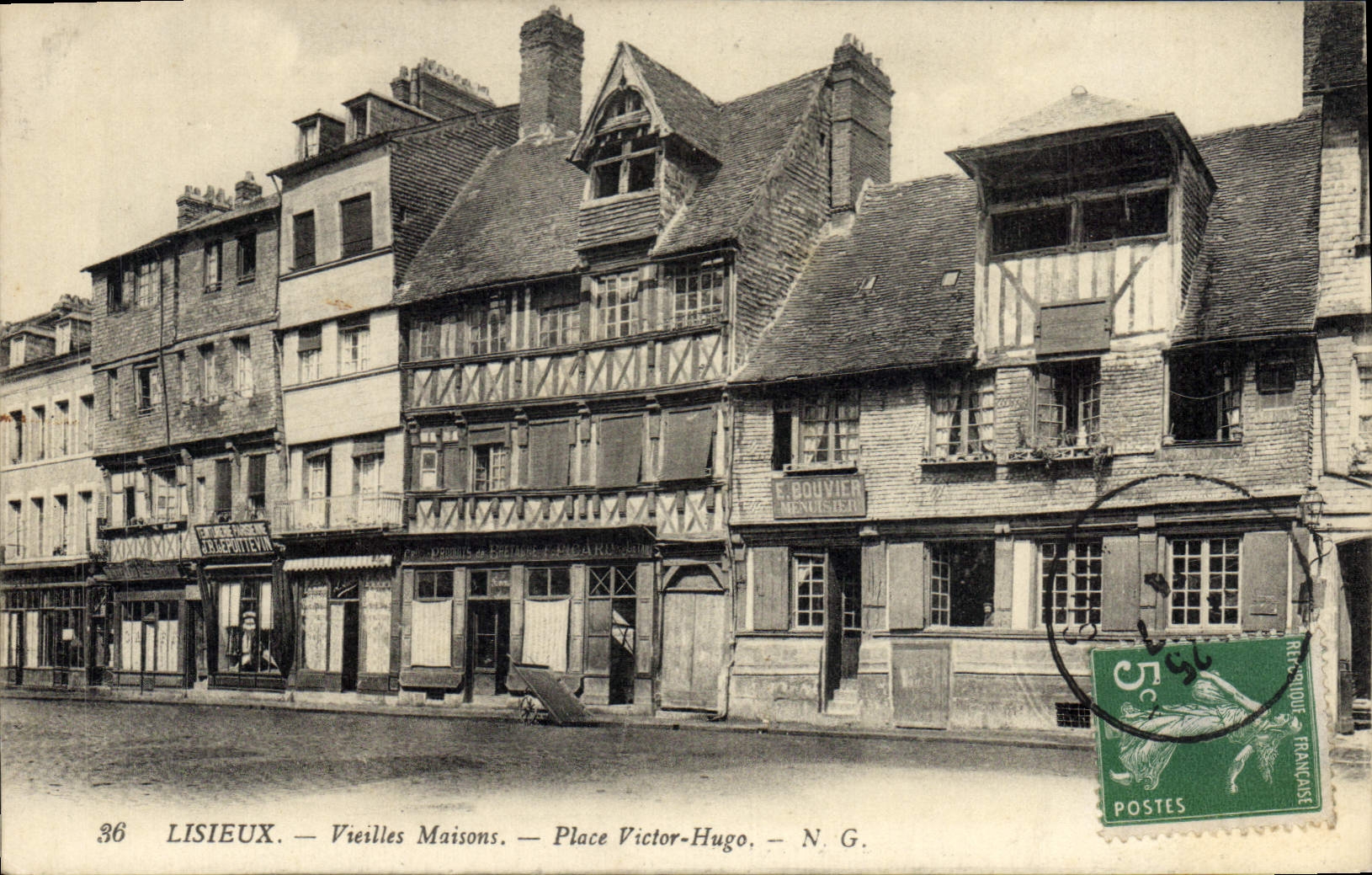 CPA Lisieux Vieilles Maisons Place Victor Hugo