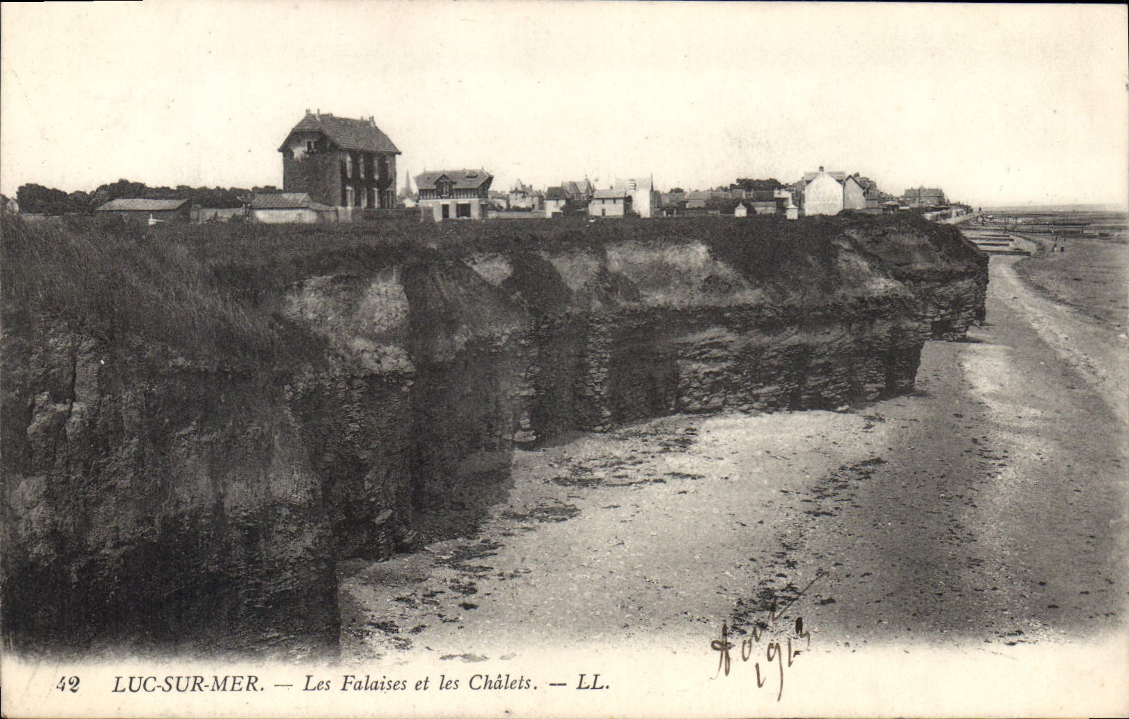 CPA Luc Sur Mer Les Falaises Et Les Chalets
