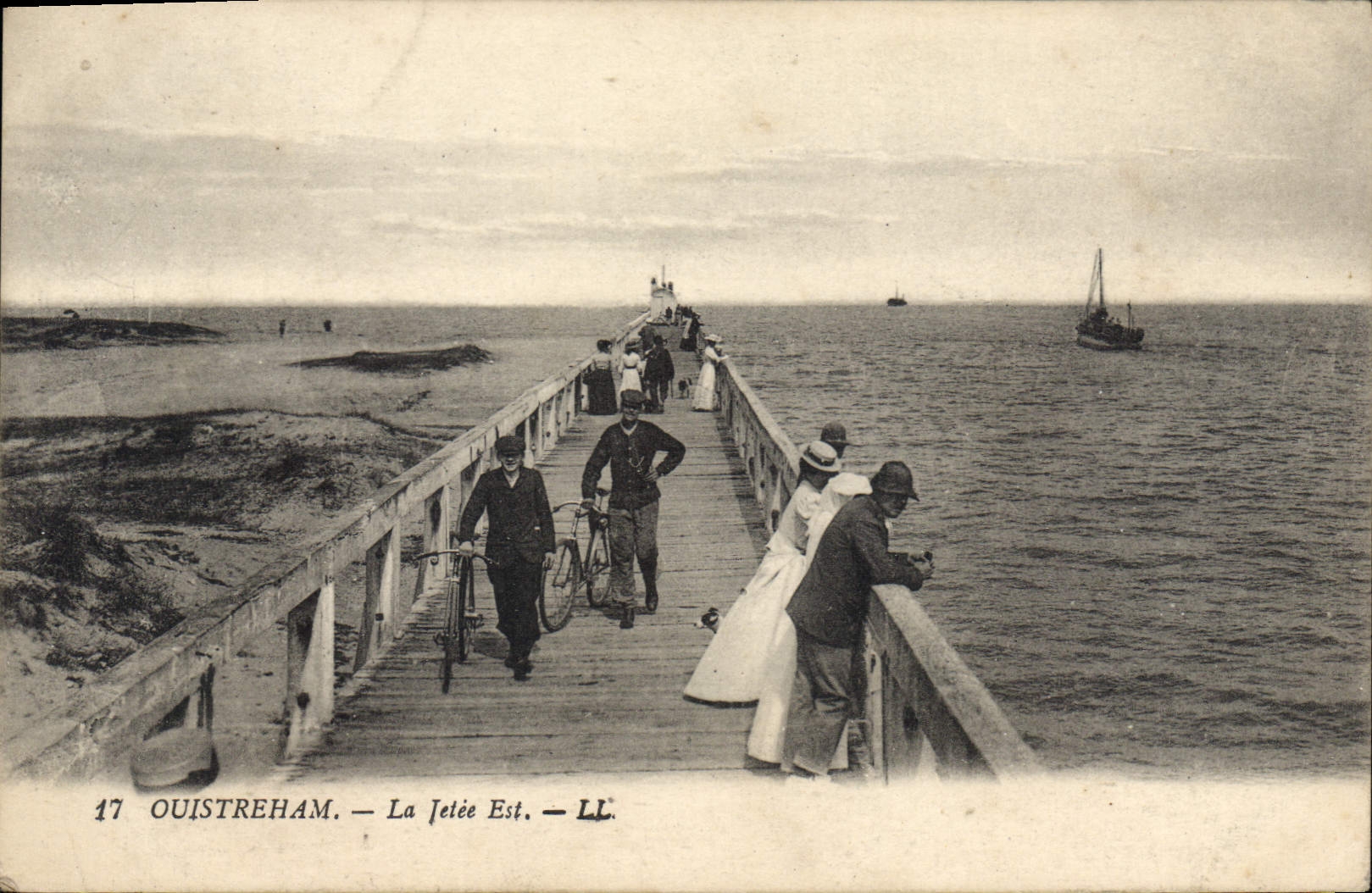 CPA Ouistreham La Jetee Est