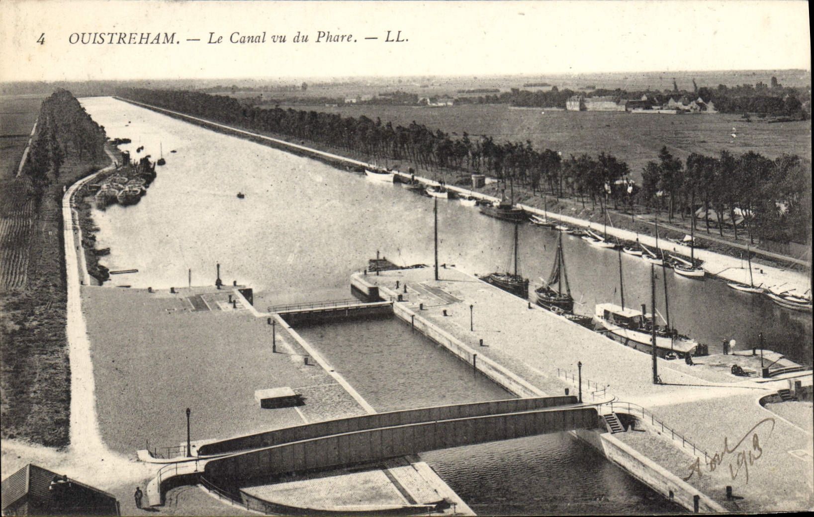 CPA Ouistreham Le Canal Vu Du Phare