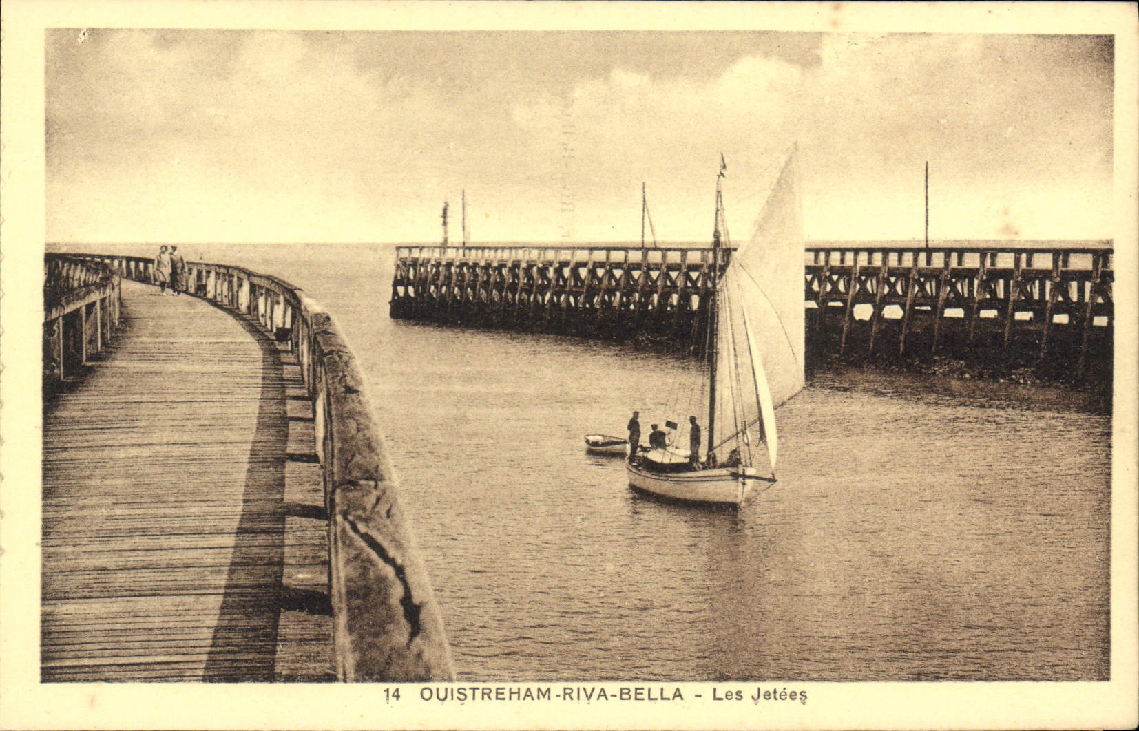 CPA Ouistreham Riva Bella Les Jetees