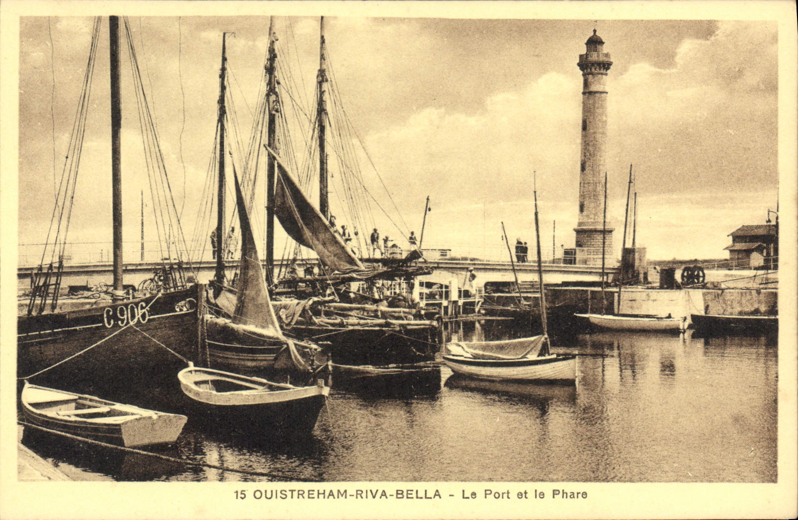 CPA Ouistreham Riva Bella Le Port Et Le Phare