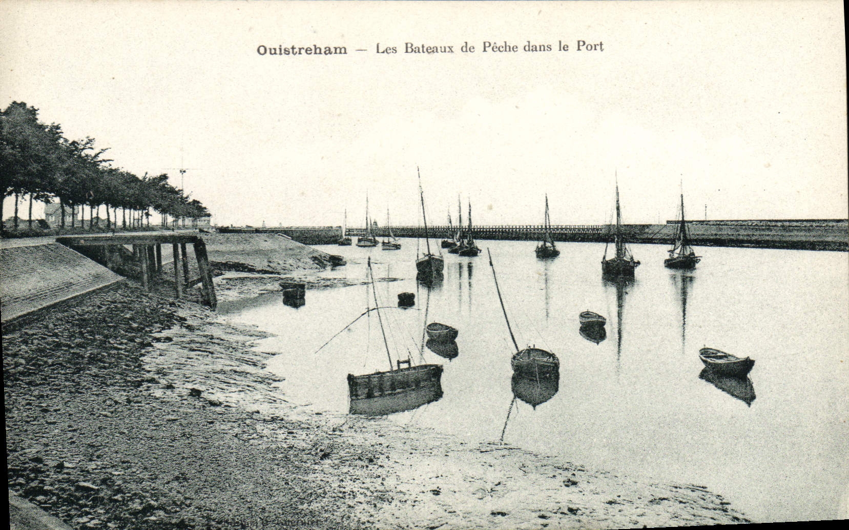 CPA Ouistreham Les Bateaux De Peche Dans Le Port