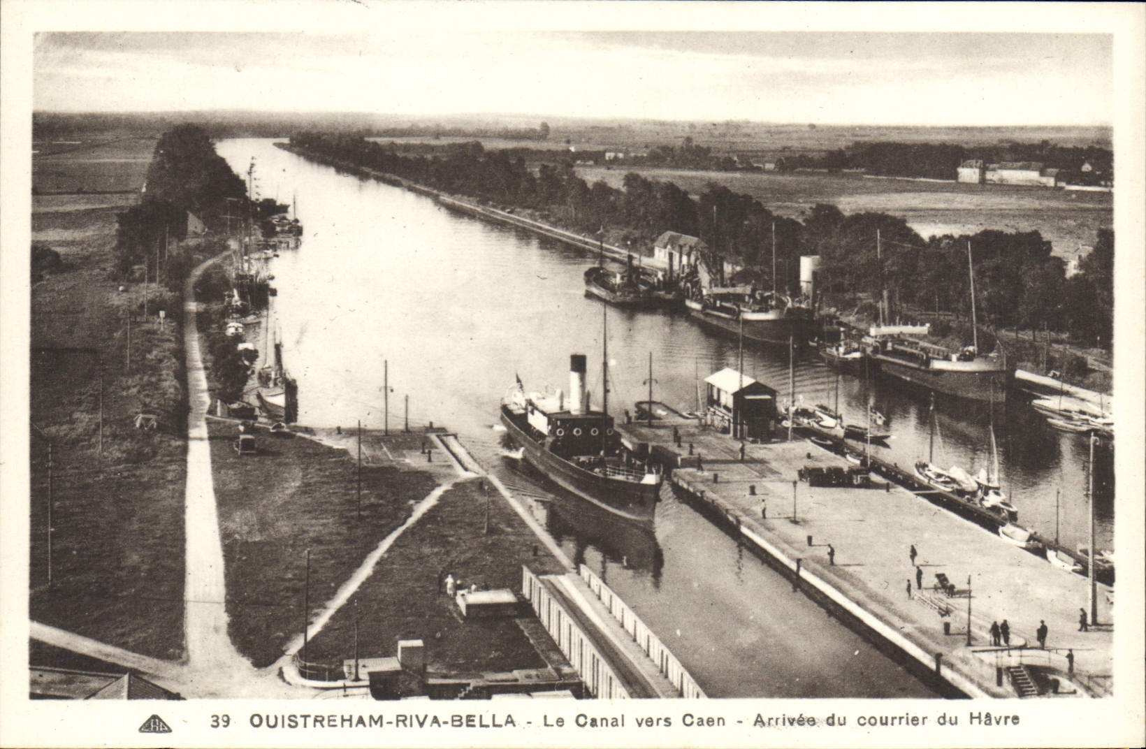 CPA Ouistreham Riva Bella Le Canal Vers Caen arrivée du courrier