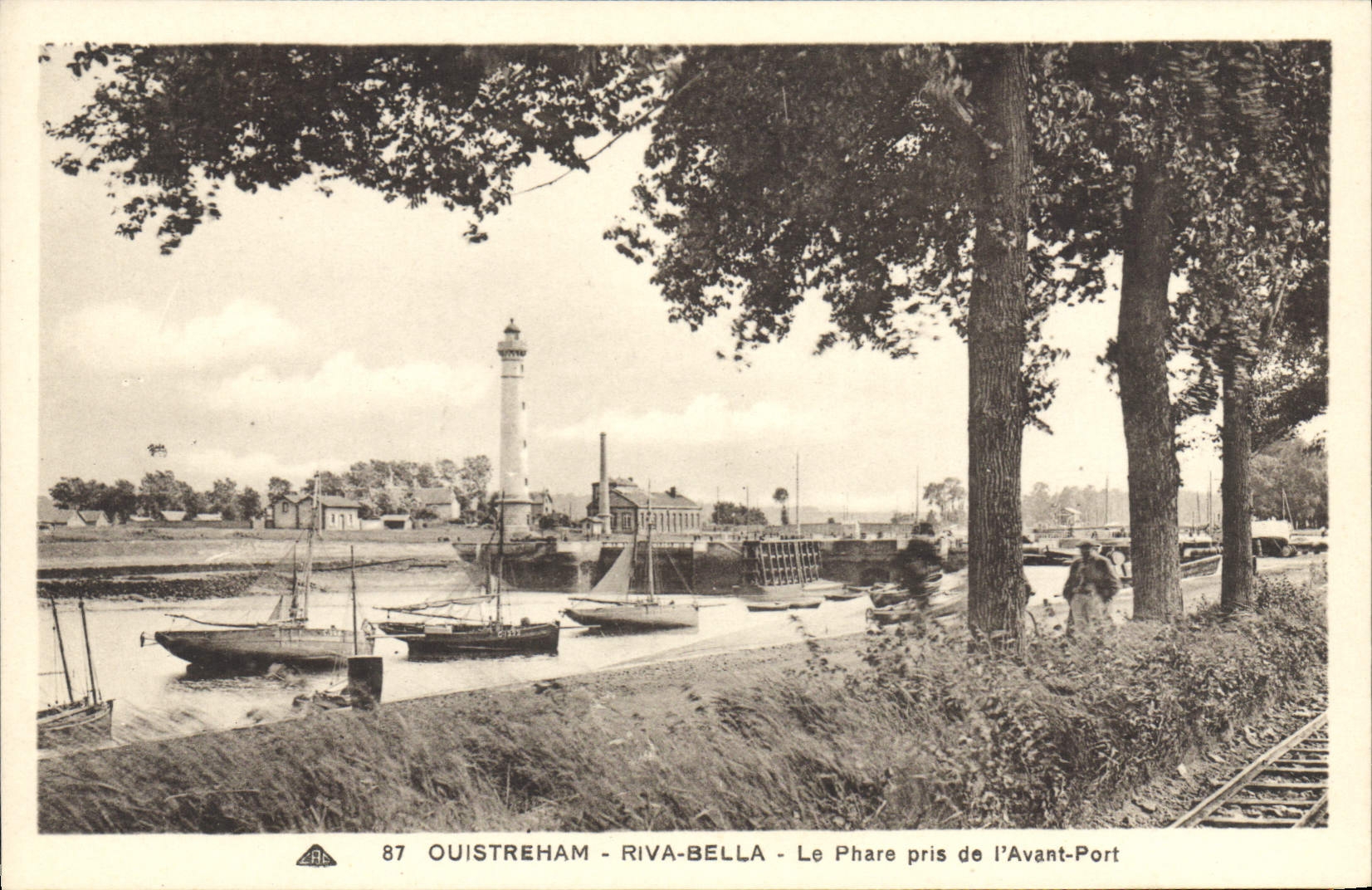 CPA Ouistreham Riva Bella Le Phare Prise De I'Avant Port