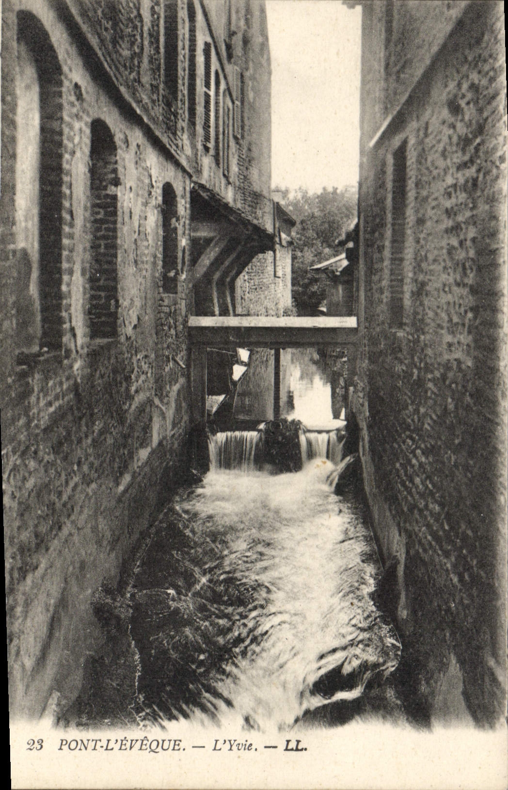 CPA pont L'Eveque LYvie