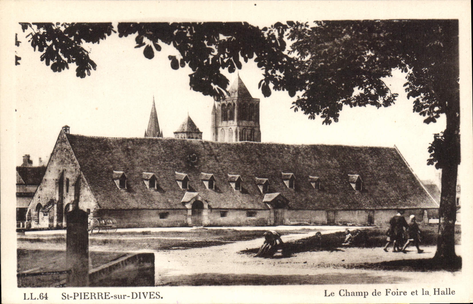 CPA St Pierre Sur Dives Le Champ De Foire Et La Halle