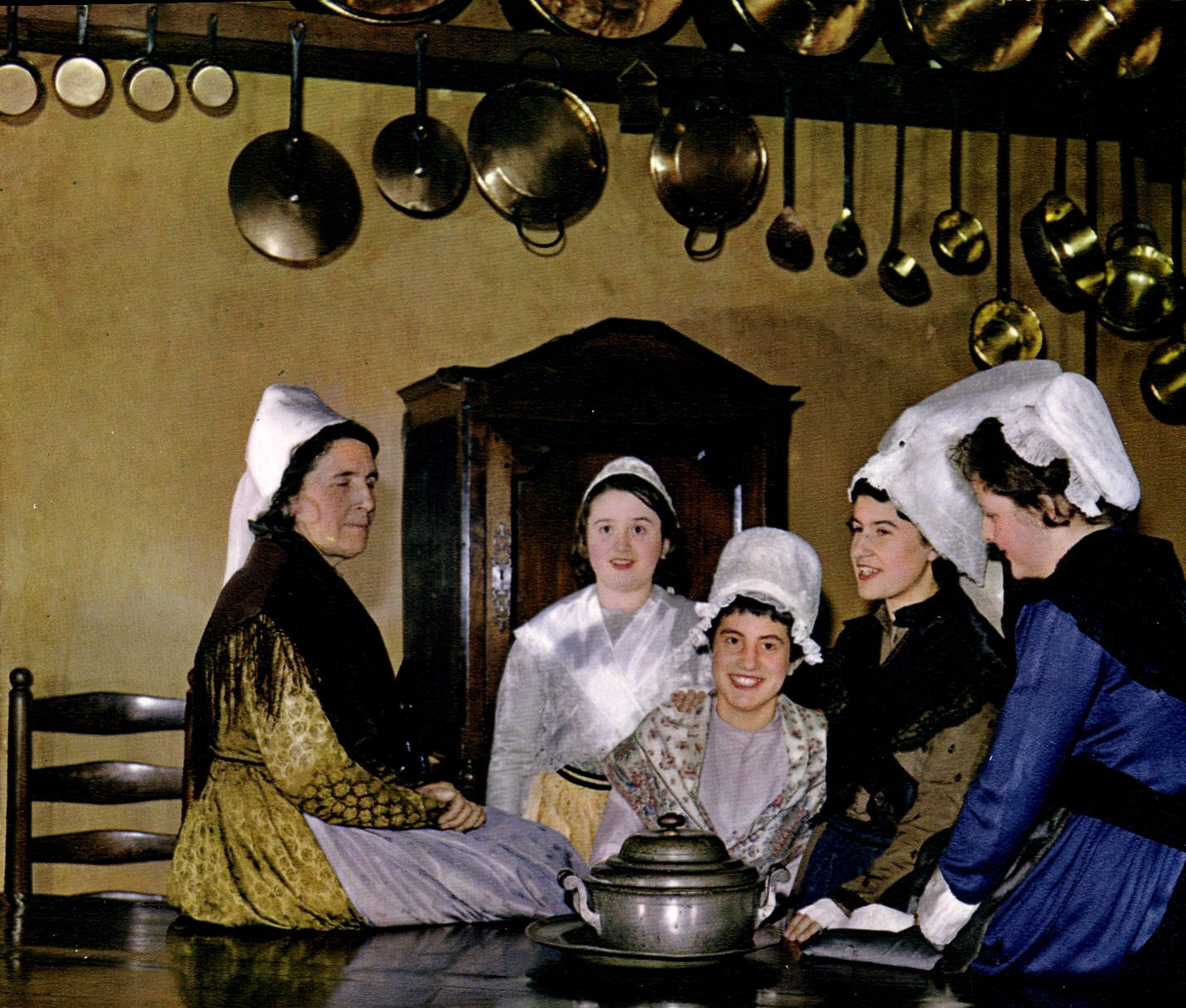 CPSM Les Barguenas Groupe folklorique D'Aunis Saintonge La Vallee 5 coiffes