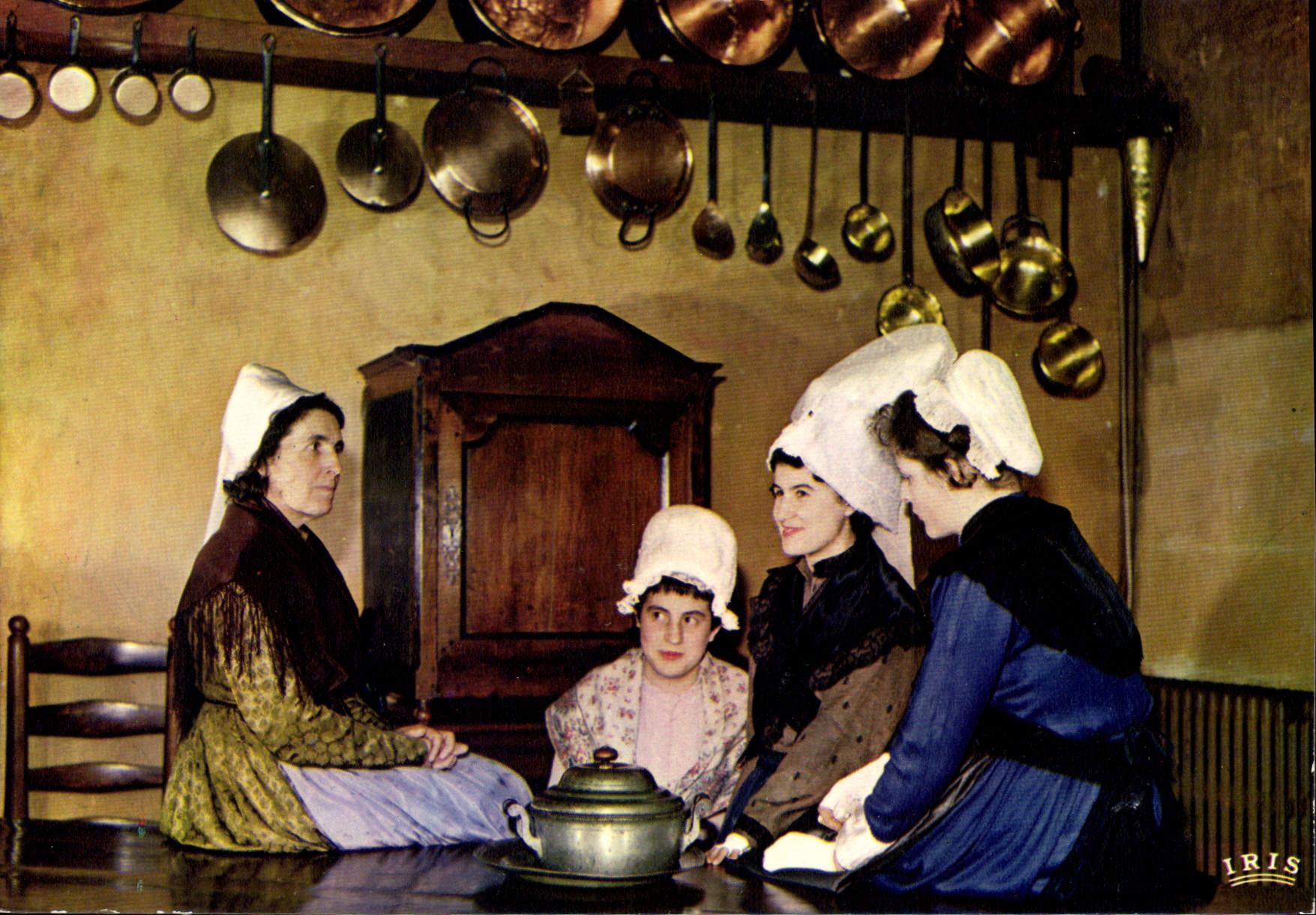 CPSM Les Barguenas Groupe Folklorique D'Aunis Saintonge La Valle quatre coiffes