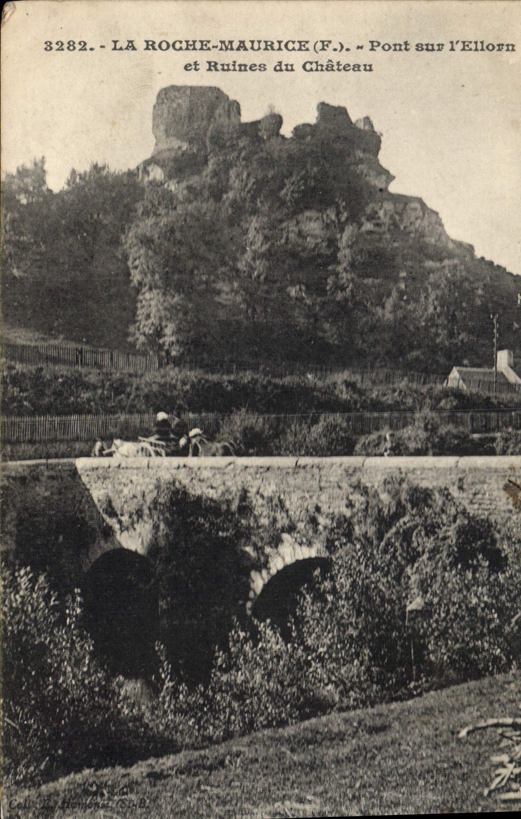 CPA La Roche Maurice Pont Sur I'Ellorn Et Ruines Du Château