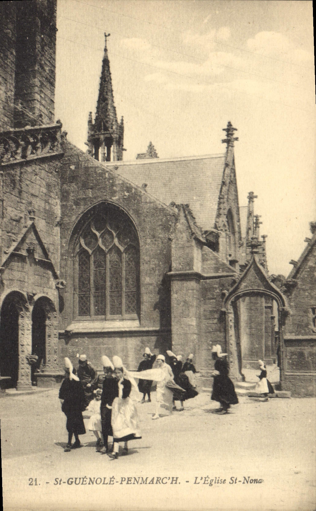 CPA St Guenole Penmarch L'Eglise St Nona