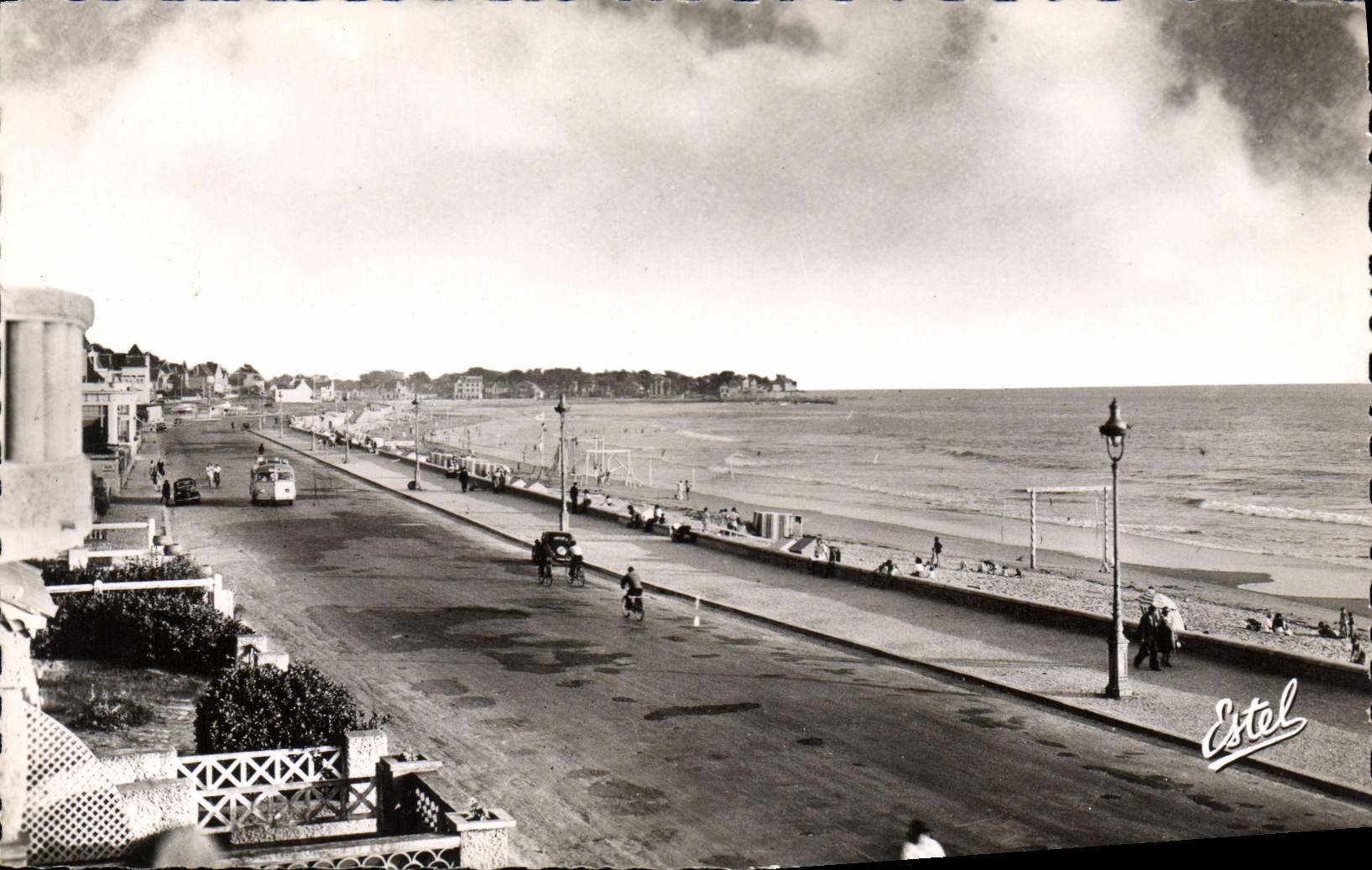 CPA Pornichet Le Boulevard Des Oceanides Et La Plage