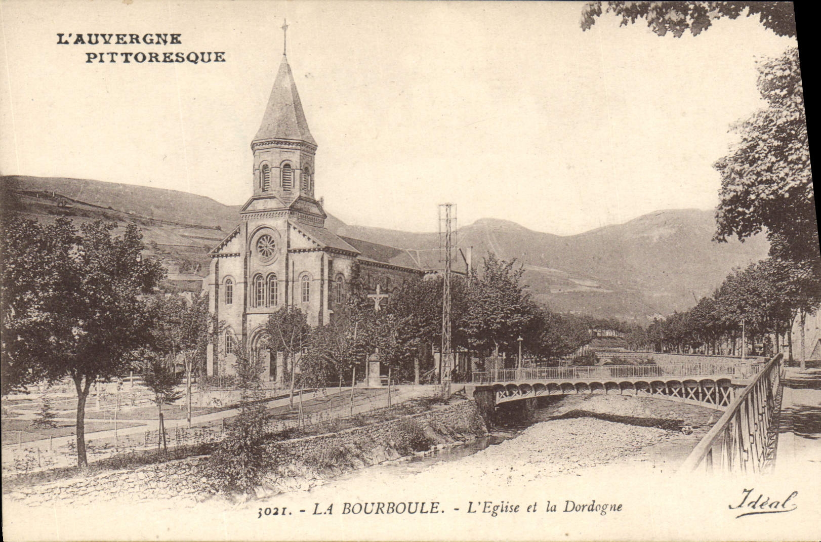 CPA La Bourboule L'Eglise Et La Dordogne