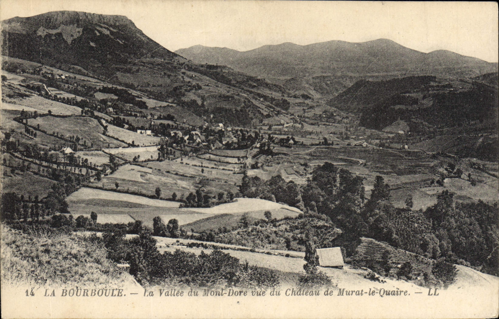 CPA La Bourboule La Vallee Du Mont Dore Vue Du Chateau De Murat Le Quaire