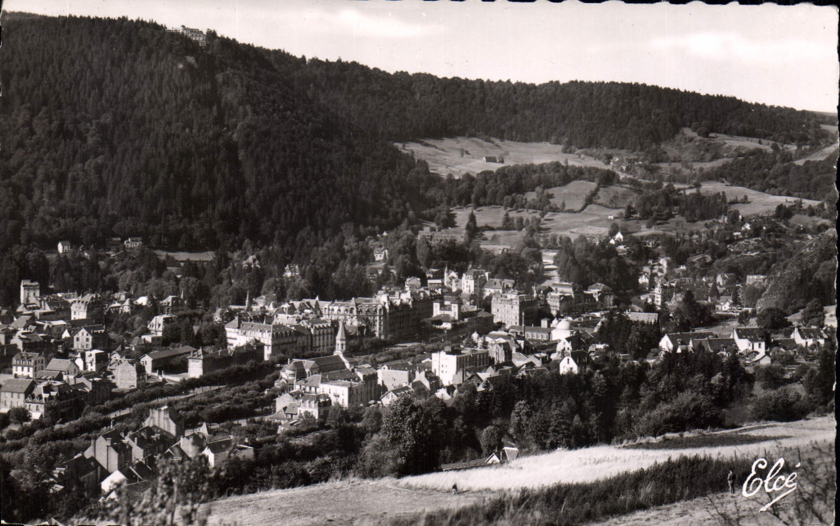 CPA La Bourboule Vue Du Grand Etablissement Et I'Eglise