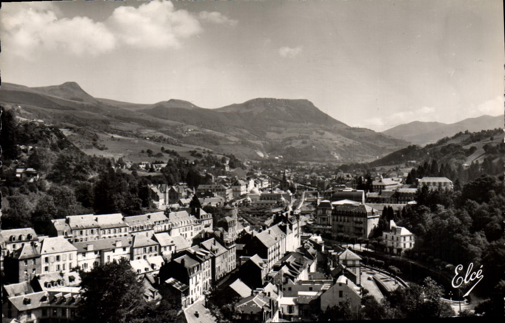 CPA La Bourboule Vue Generale Au Fond La Vallee Du Mont Dore
