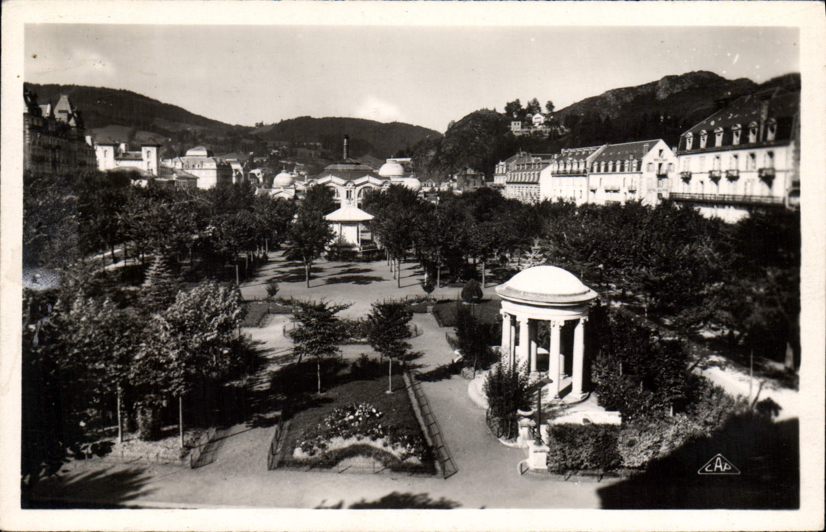CPA La Bourboule Jardins De I'Establissement Thermal