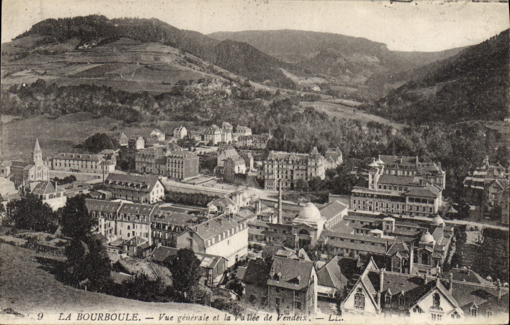 CPA La Bourboule Vue Generale Et La Vallée De Vendeix