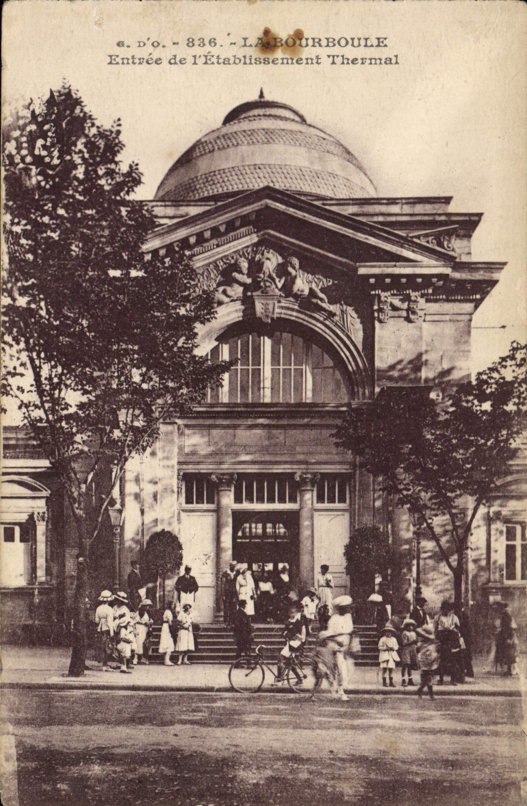 CPA La Bourboule Entree De I'Etablissement Thermal