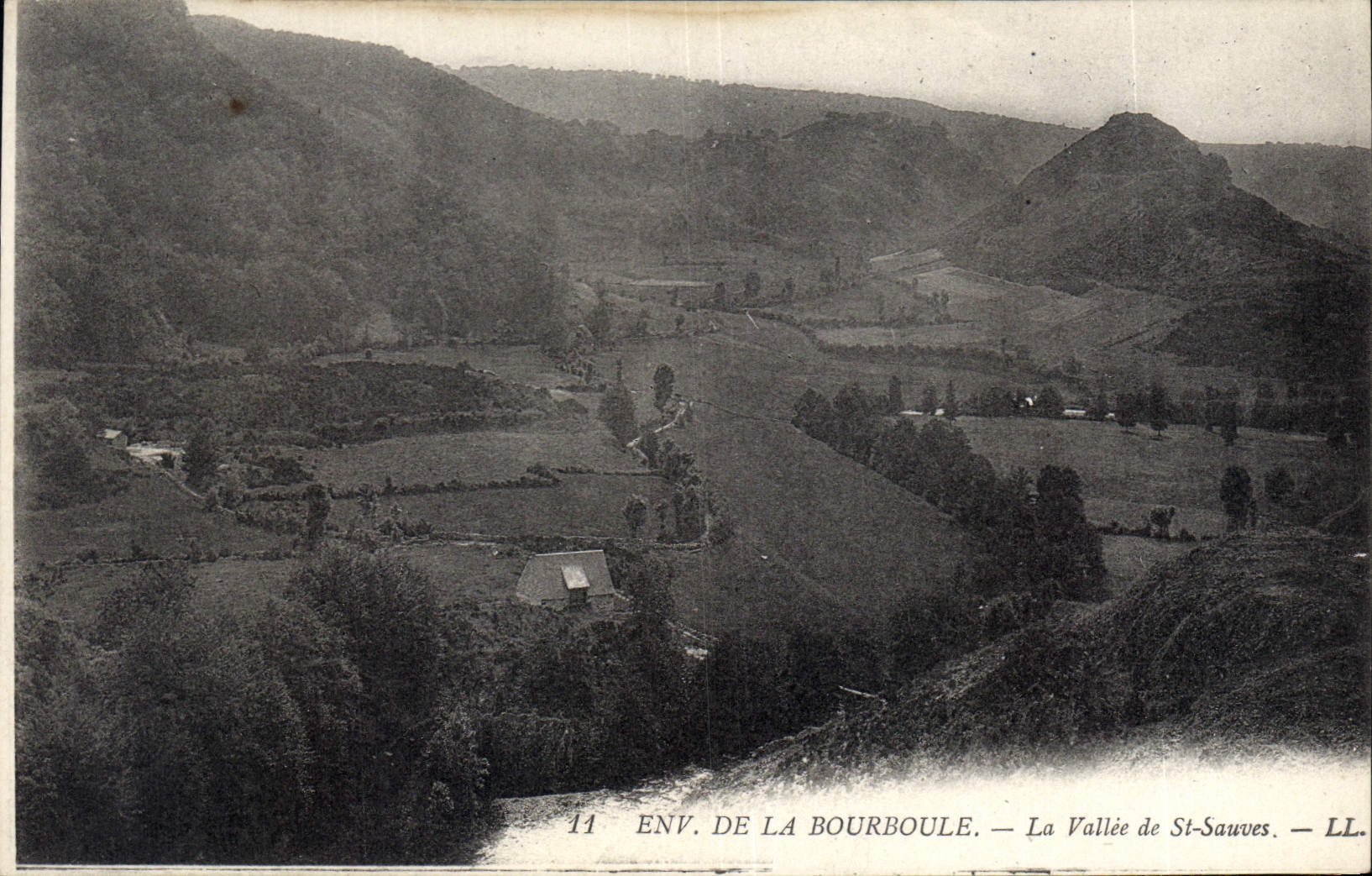 CPA La Bourboule La Vallee De St Sauves