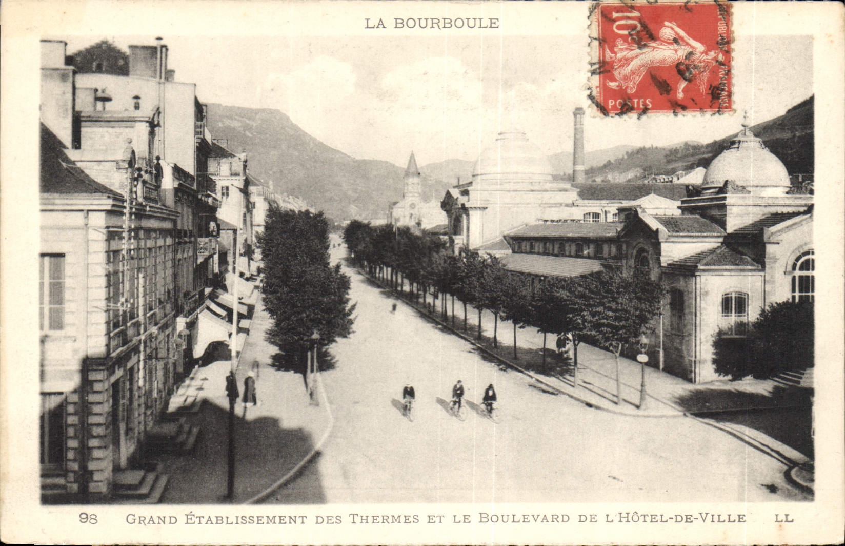 CPA La Bourboule Grand Etablissement Des Thermes Et boulevard de l'hotel de ville