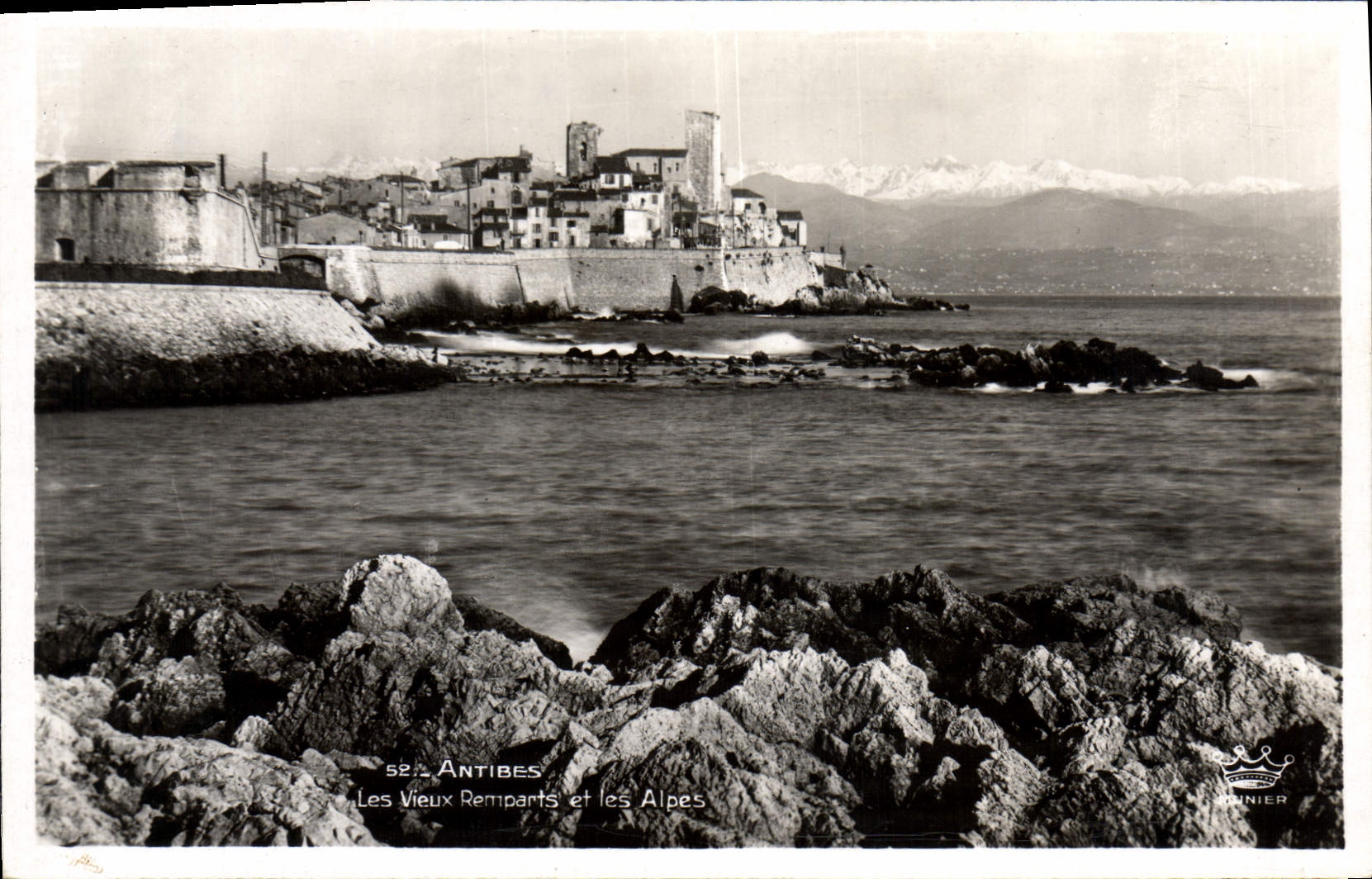 CPA Antibes Les Vieux Remparts Et Les Alpes