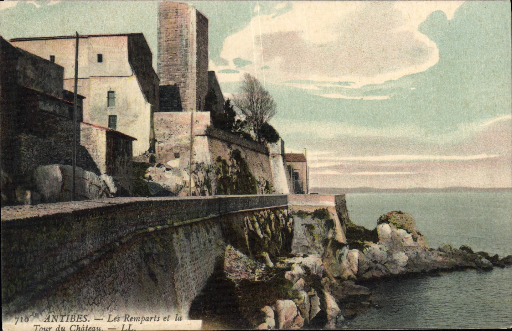 CPA Antibes Les Remparts Et La tour du château