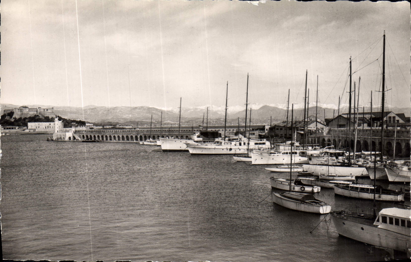 CPA Antibes Le Port Et Vue Sur Les Alpes