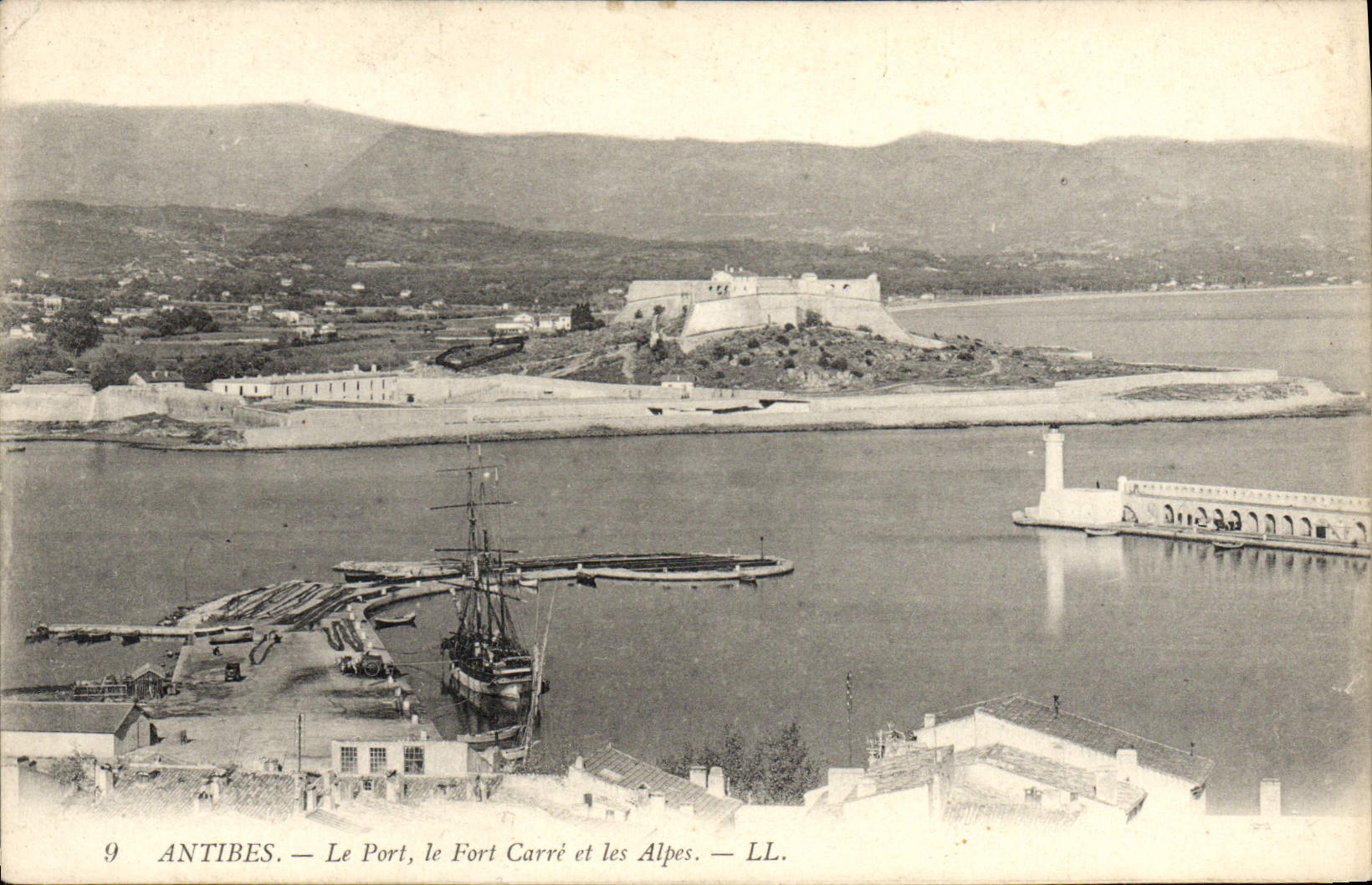 CPA Antibes Le Port Le Fort Carre Et Les Alpes