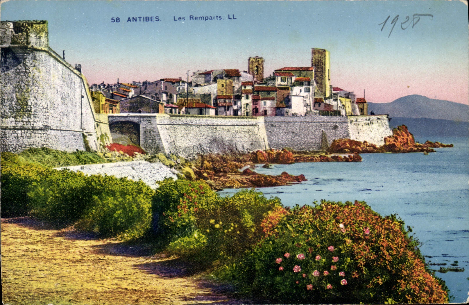CPA Antibes Les Remparts