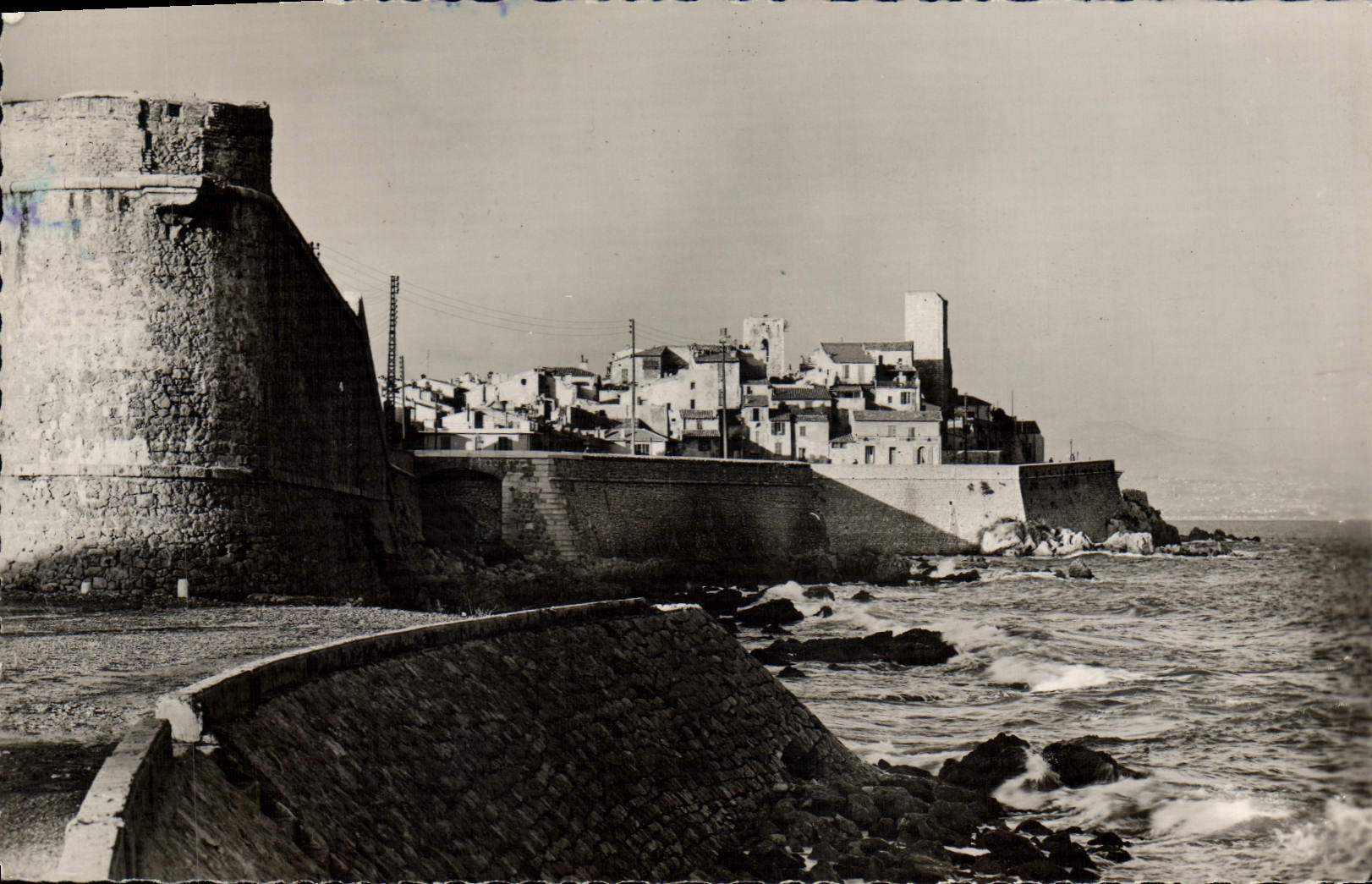 CPA Antibes La Vieille Ville Et Les Remparts