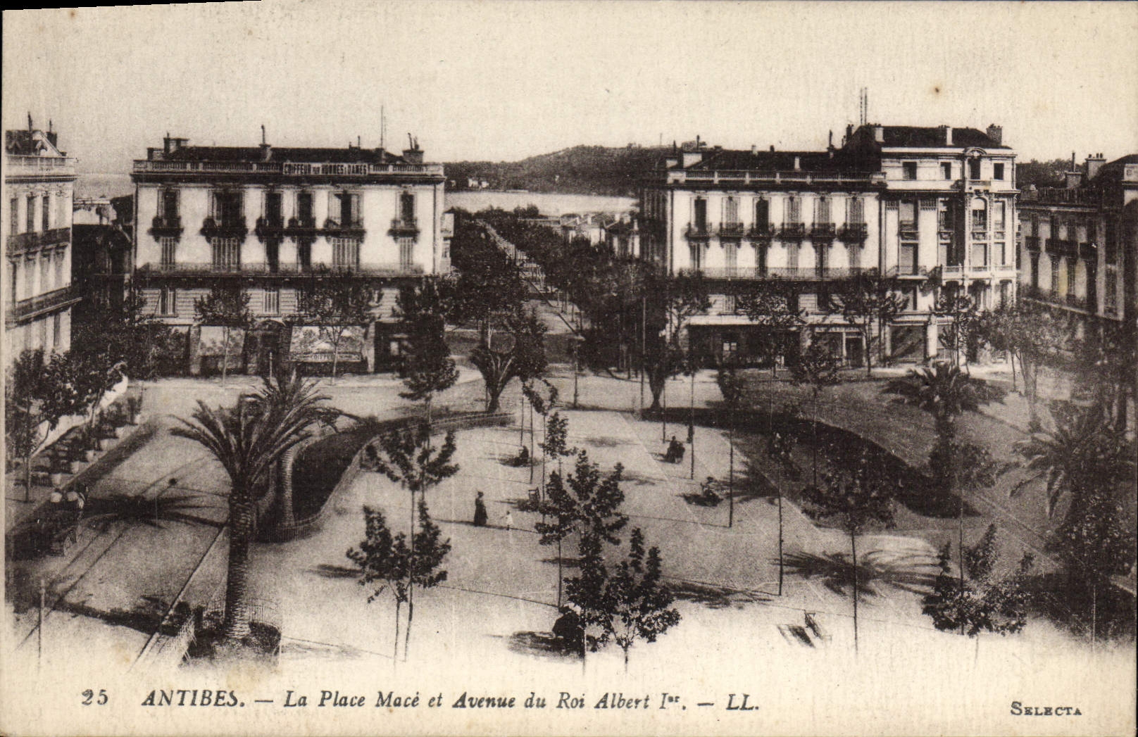 CPA Antibes La Place Mace Et Avenue Du Roi Albert 1er
