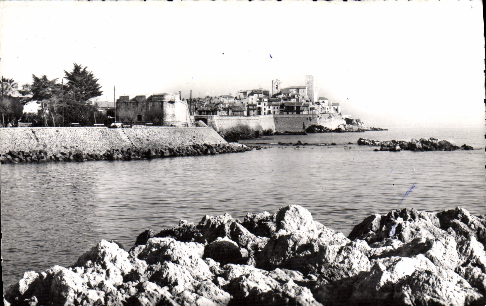 CPA Antibes Les Remparts château Grimaldi