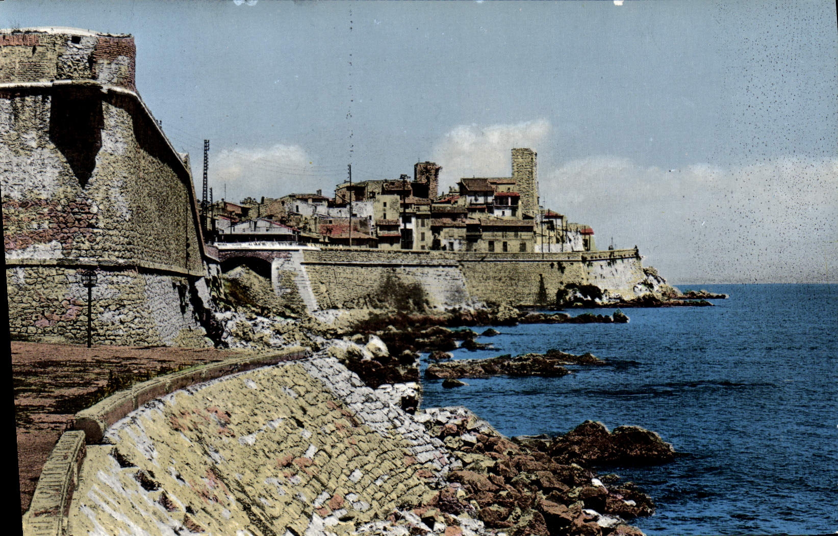 CPA Antibes La Vieille Ville Et Les Remparts