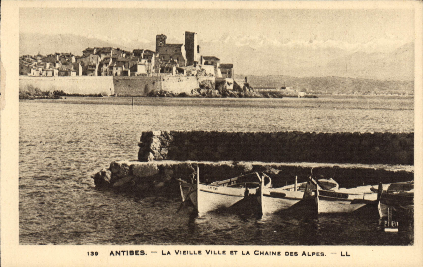 CPA Antibes La Vieille Ville Et La Chaine Des Alpes