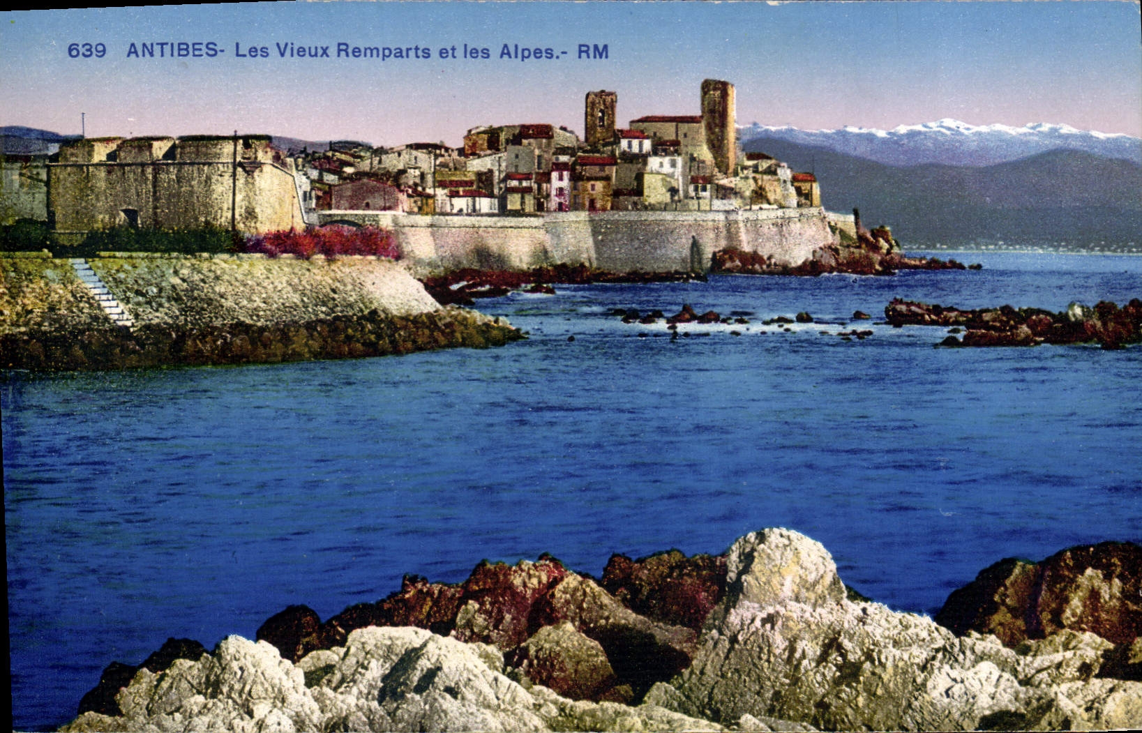 CPA Antibes Les Vieux Remparts Et Les Alpes