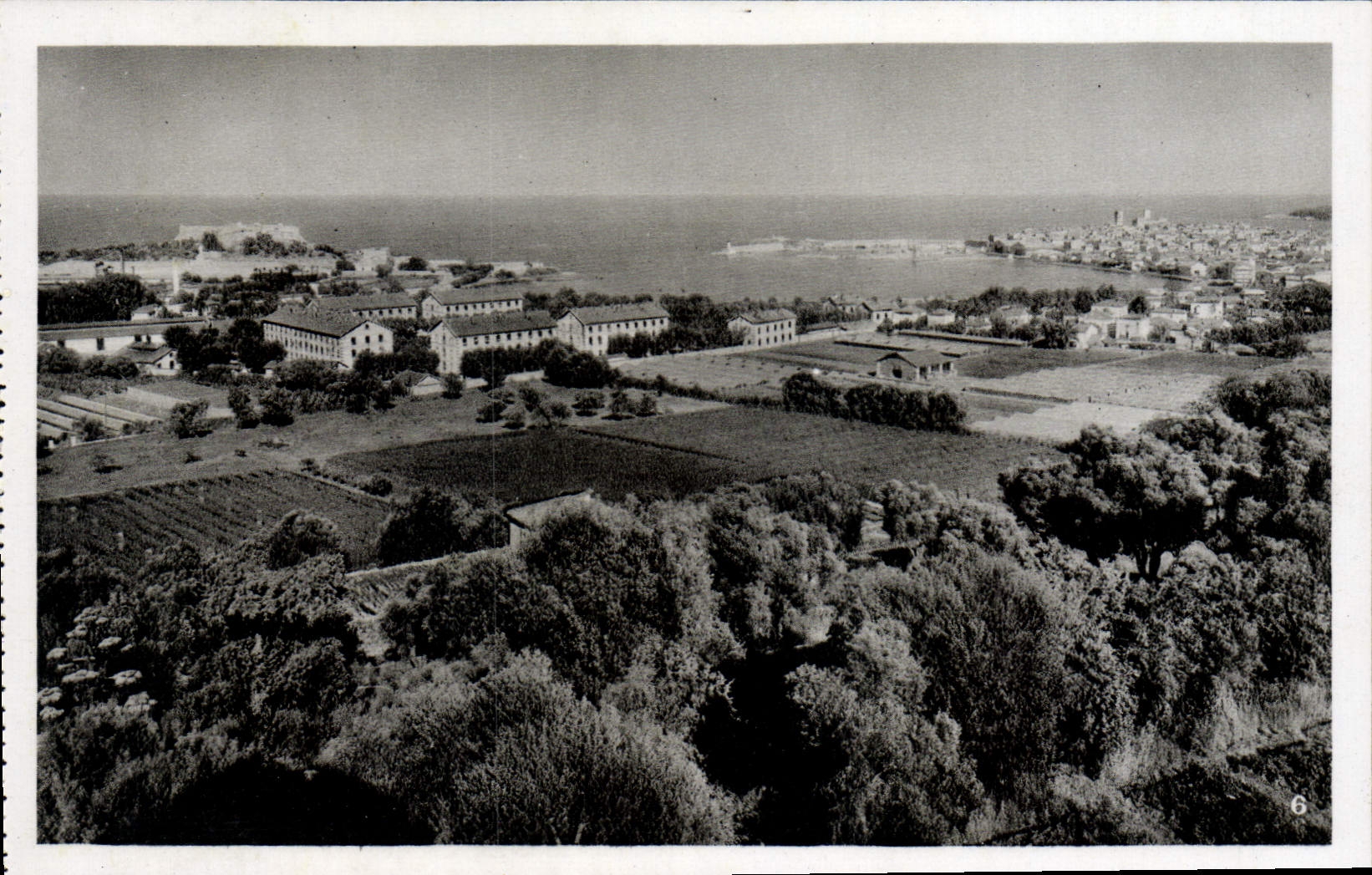 CPA Antibes Vue Generale Les Casernes Et Le Fort Carre