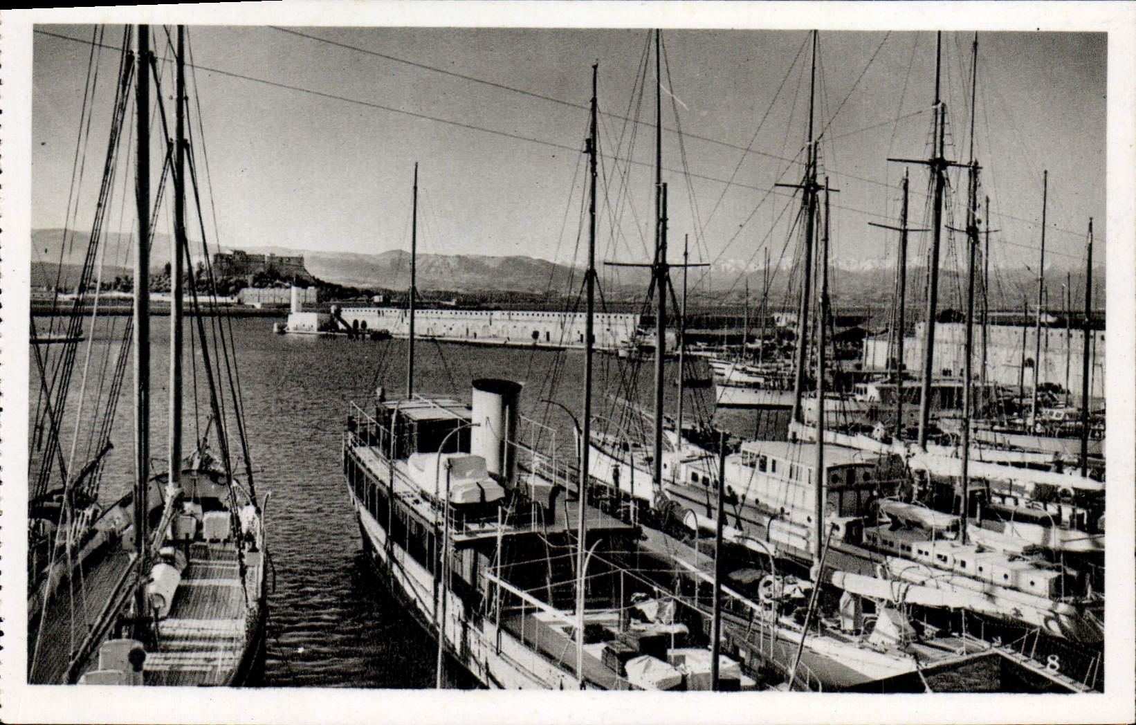 CPA Antibes Le Port Et Le Fort Carre