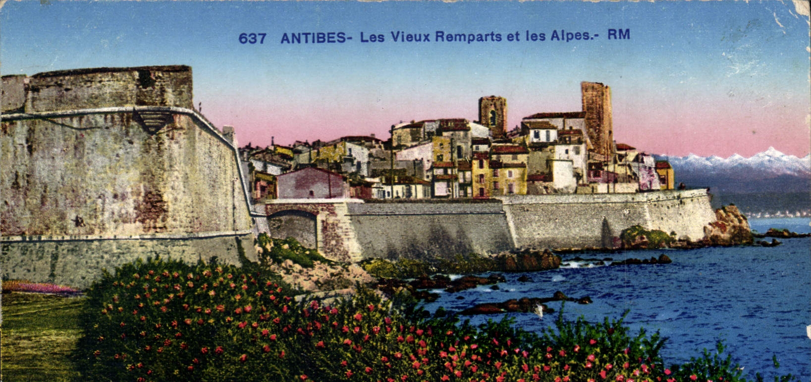CPA Antibes Les Vieux Remparts Et Les Alpes